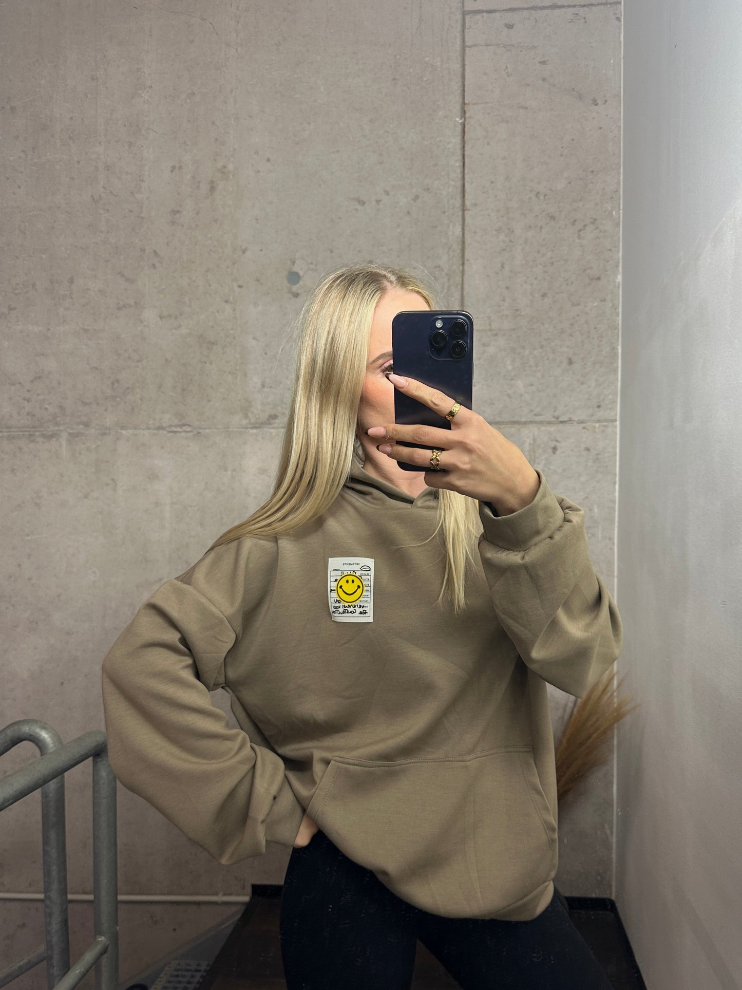 Smiley Hoodie Taupe