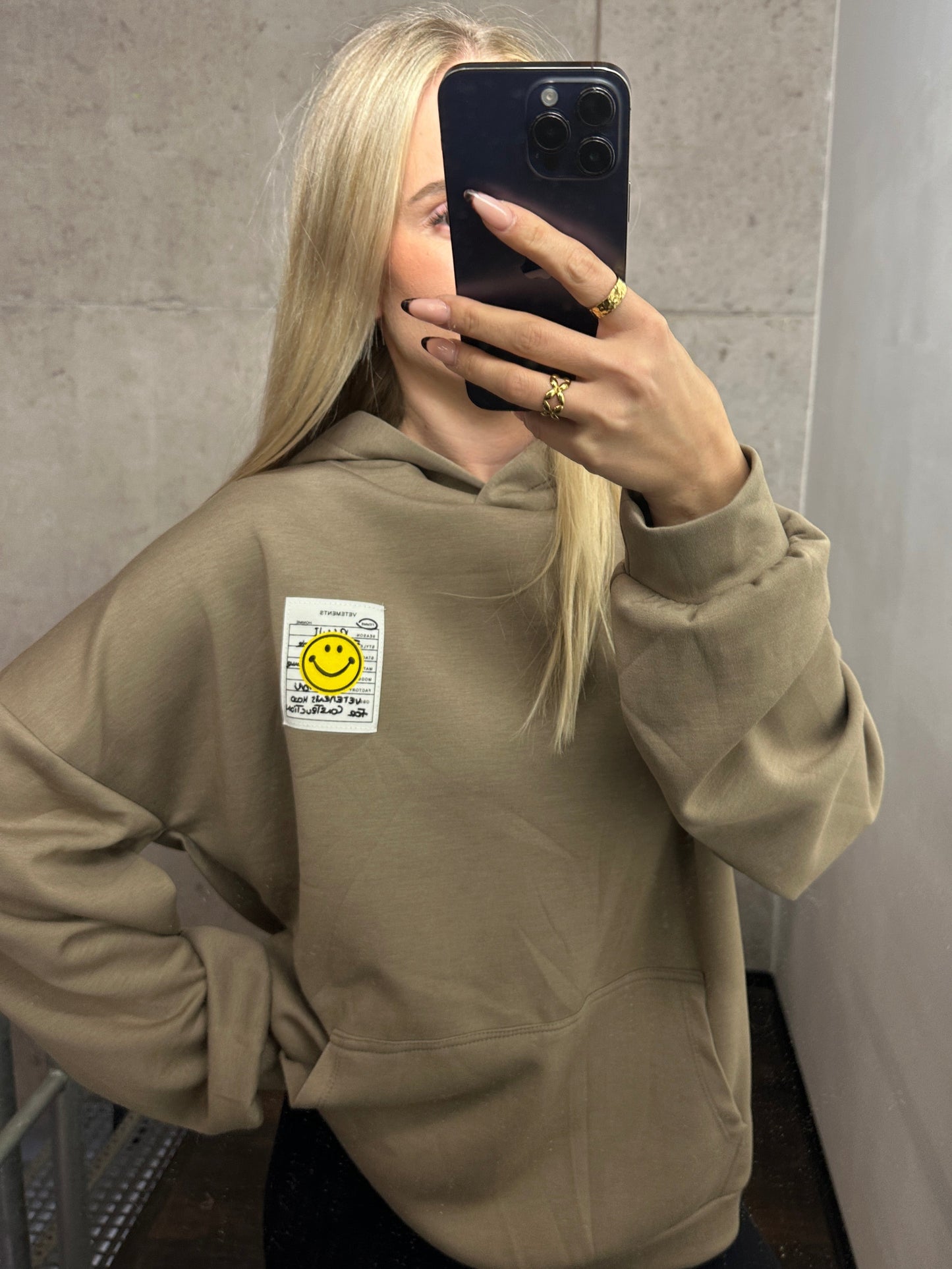 Smiley Hoodie Taupe