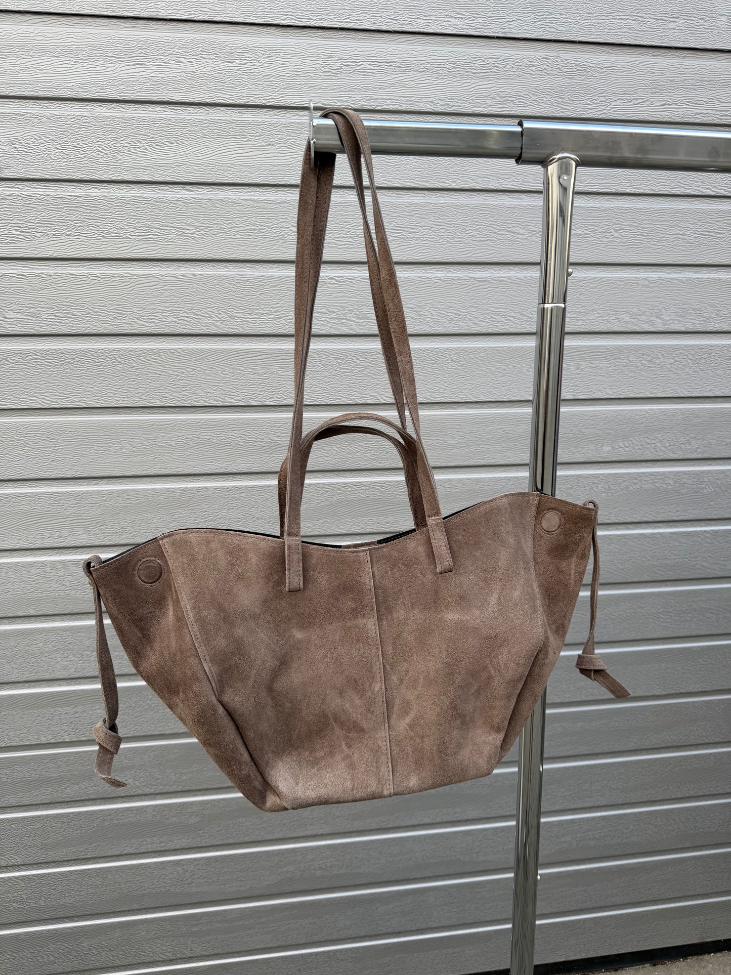 Tasche „Bisie“ Wildleder Taupe