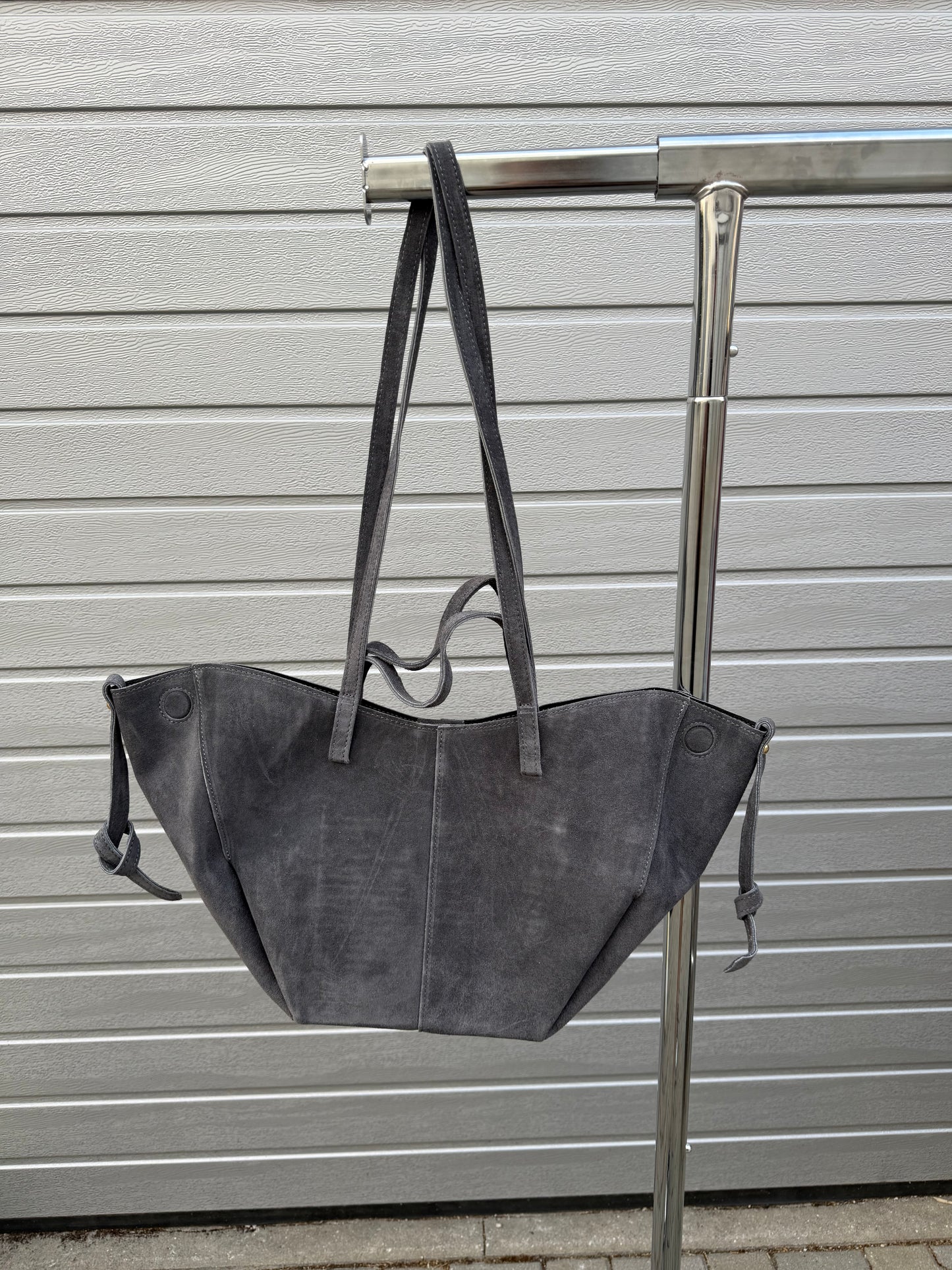 Tasche „Bisie“ Wildleder Grau
