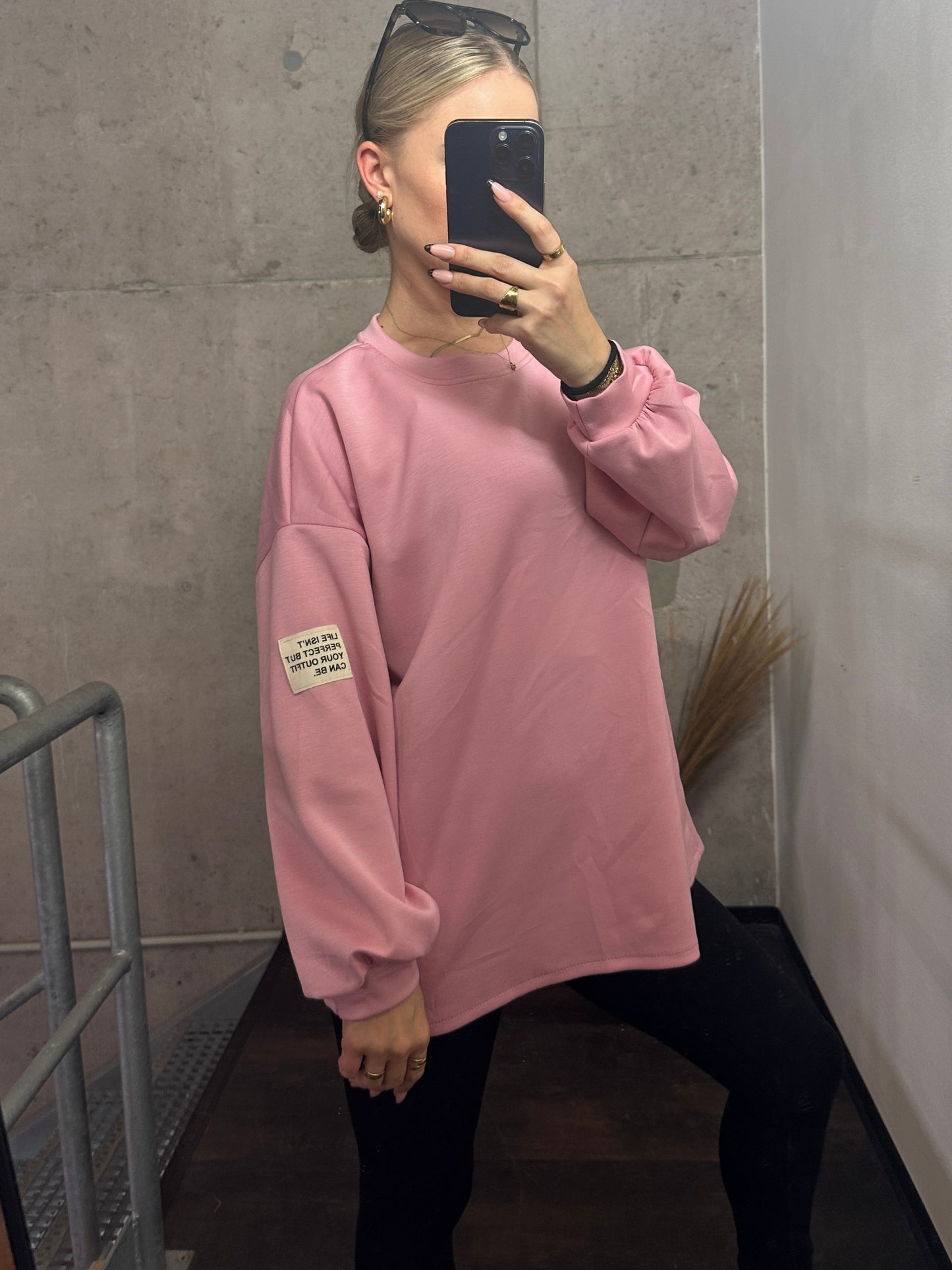 PULLOVER LIFE ISN´T PERFECT BUT YOUR OUTFIT CAN BE. Rosa