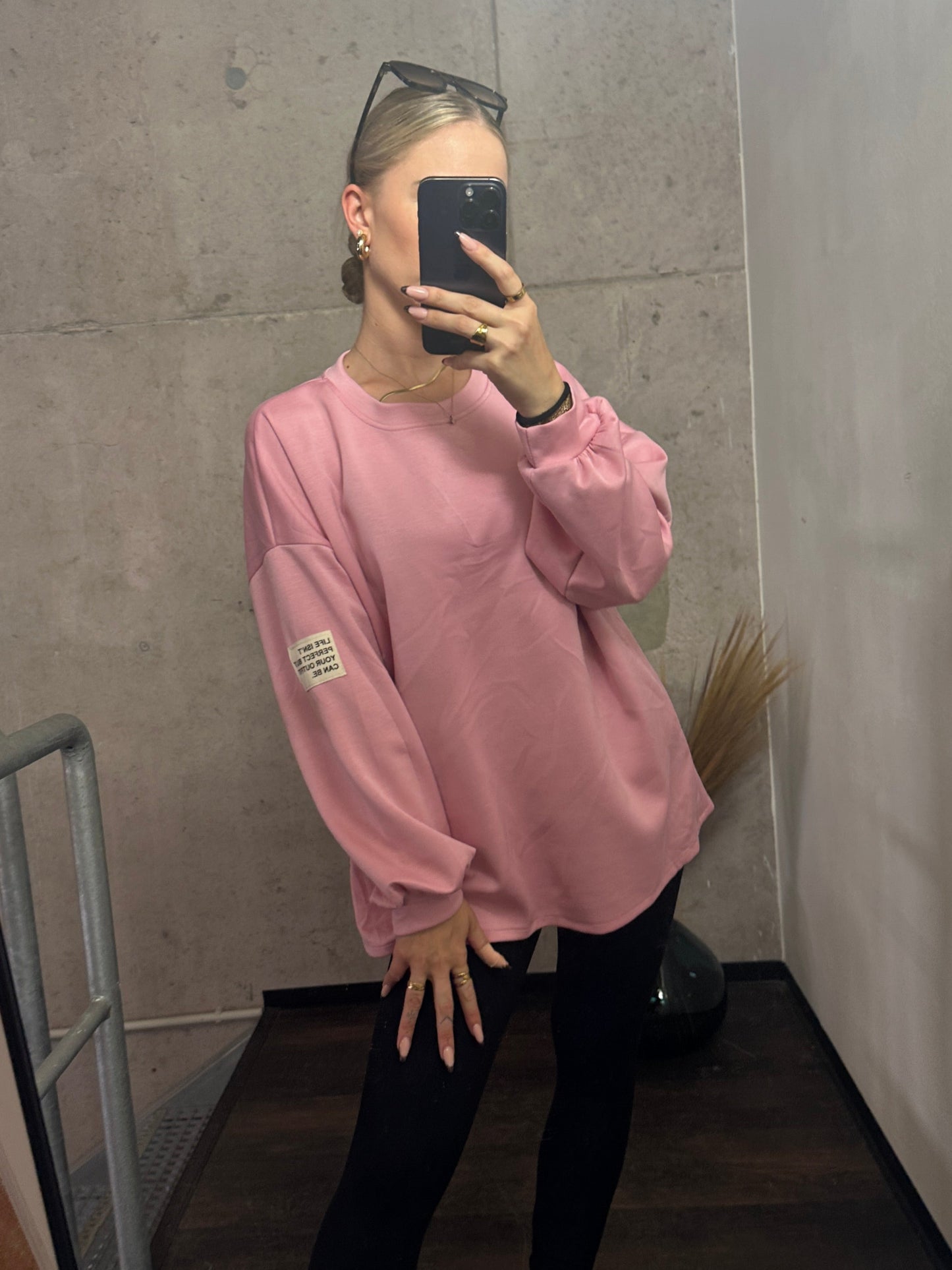 PULLOVER LIFE ISN´T PERFECT BUT YOUR OUTFIT CAN BE. Rosa
