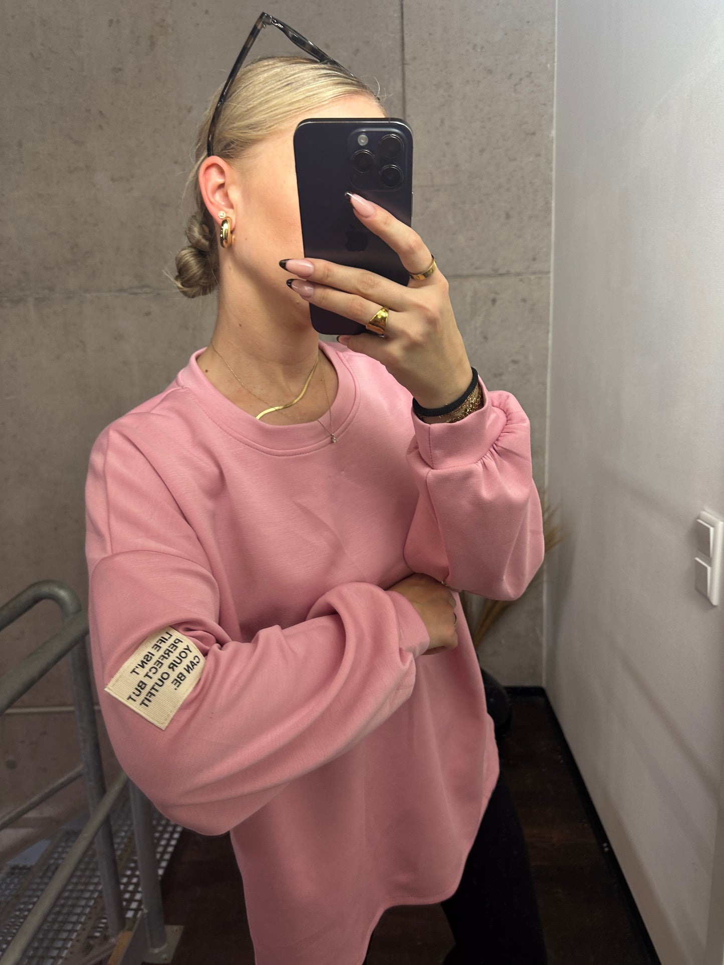 PULLOVER LIFE ISN´T PERFECT BUT YOUR OUTFIT CAN BE. Rosa
