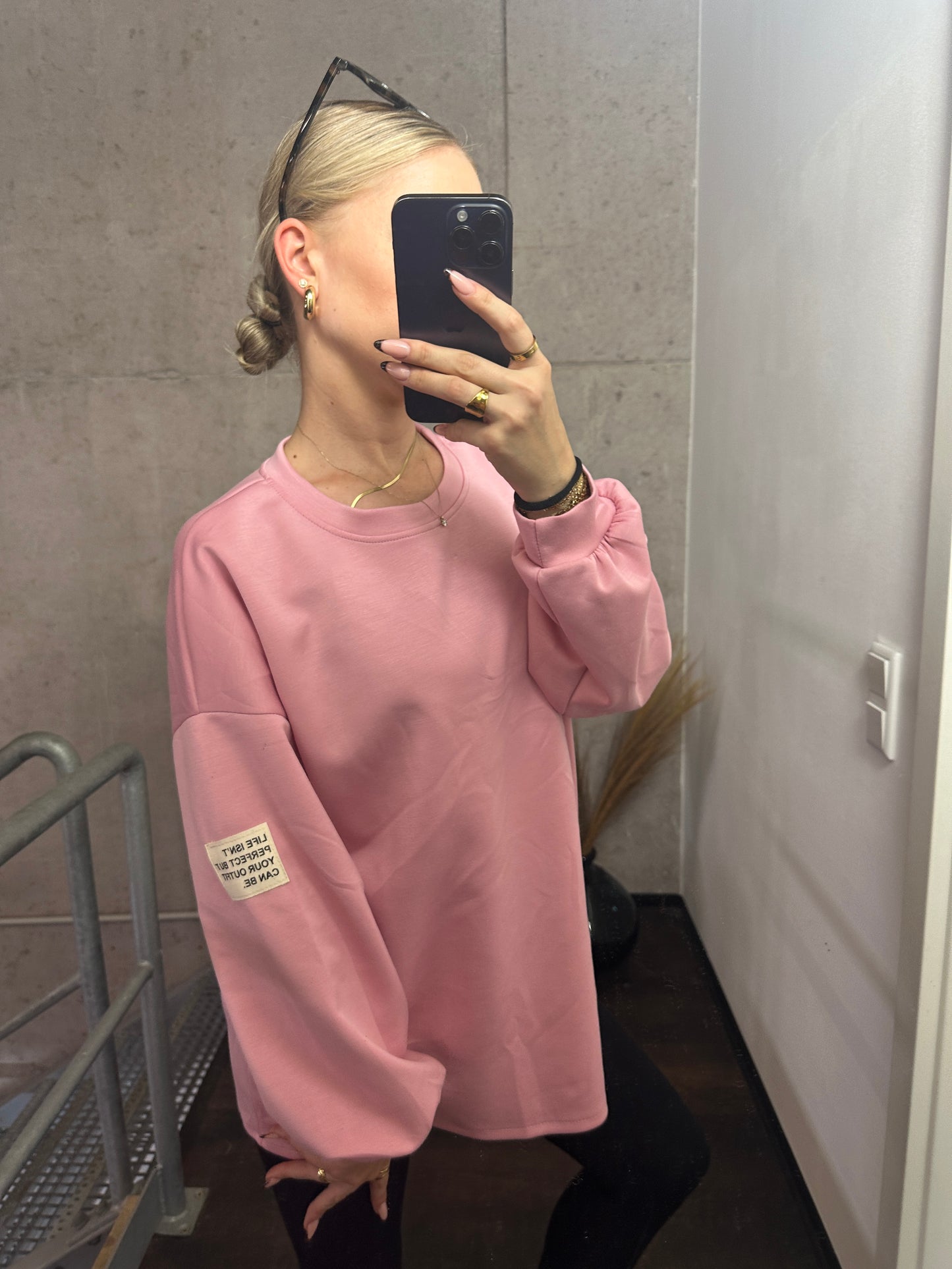 PULLOVER LIFE ISN´T PERFECT BUT YOUR OUTFIT CAN BE. Rosa