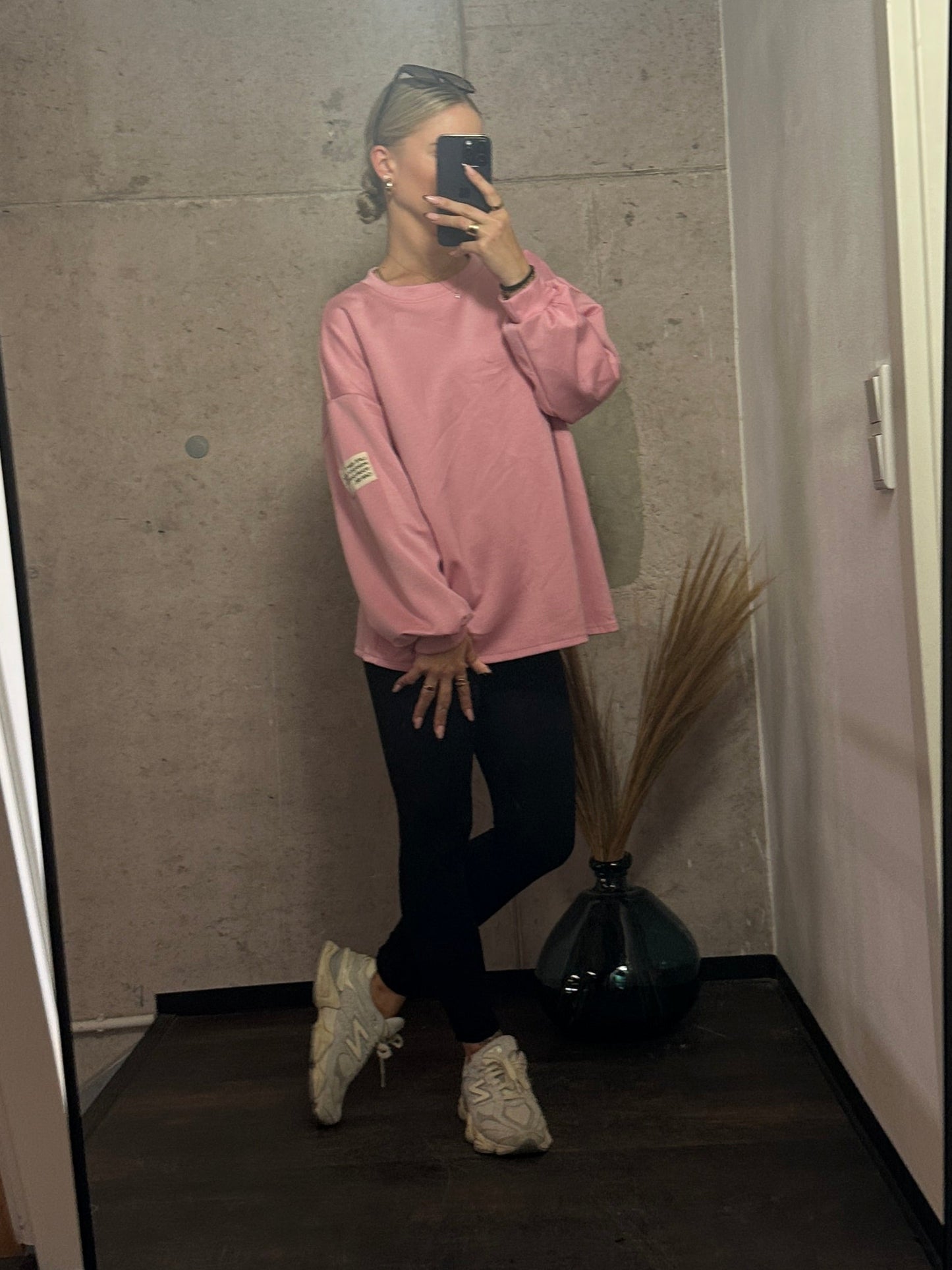 PULLOVER LIFE ISN´T PERFECT BUT YOUR OUTFIT CAN BE. Rosa