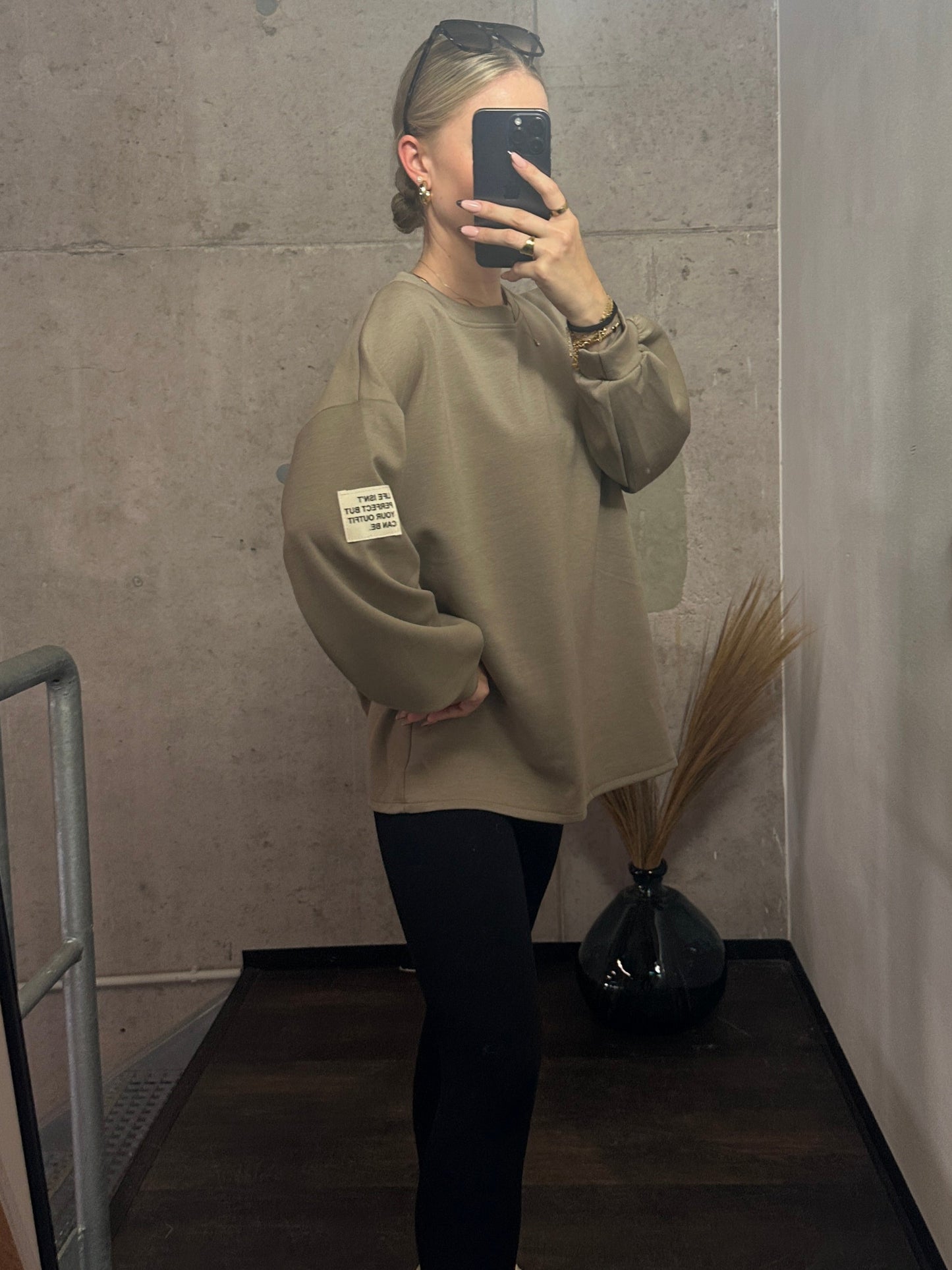 PULLOVER LIFE ISN´T PERFECT BUT YOUR OUTFIT CAN BE.Taupe