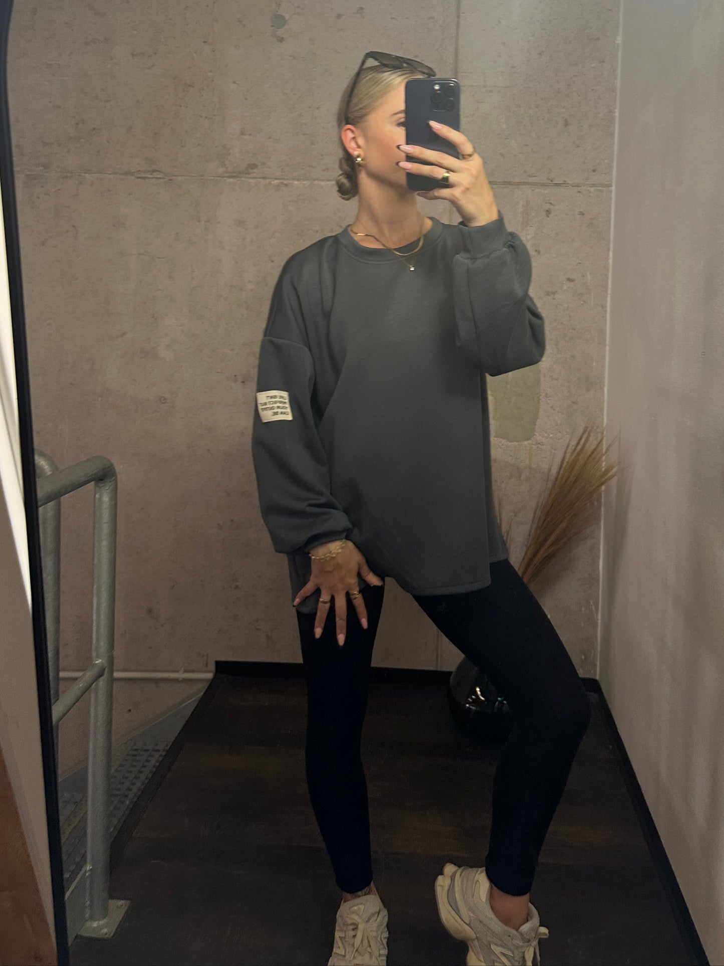 PULLOVER LIFE ISN´T PERFECT BUT YOUR OUTFIT CAN BE.Grau