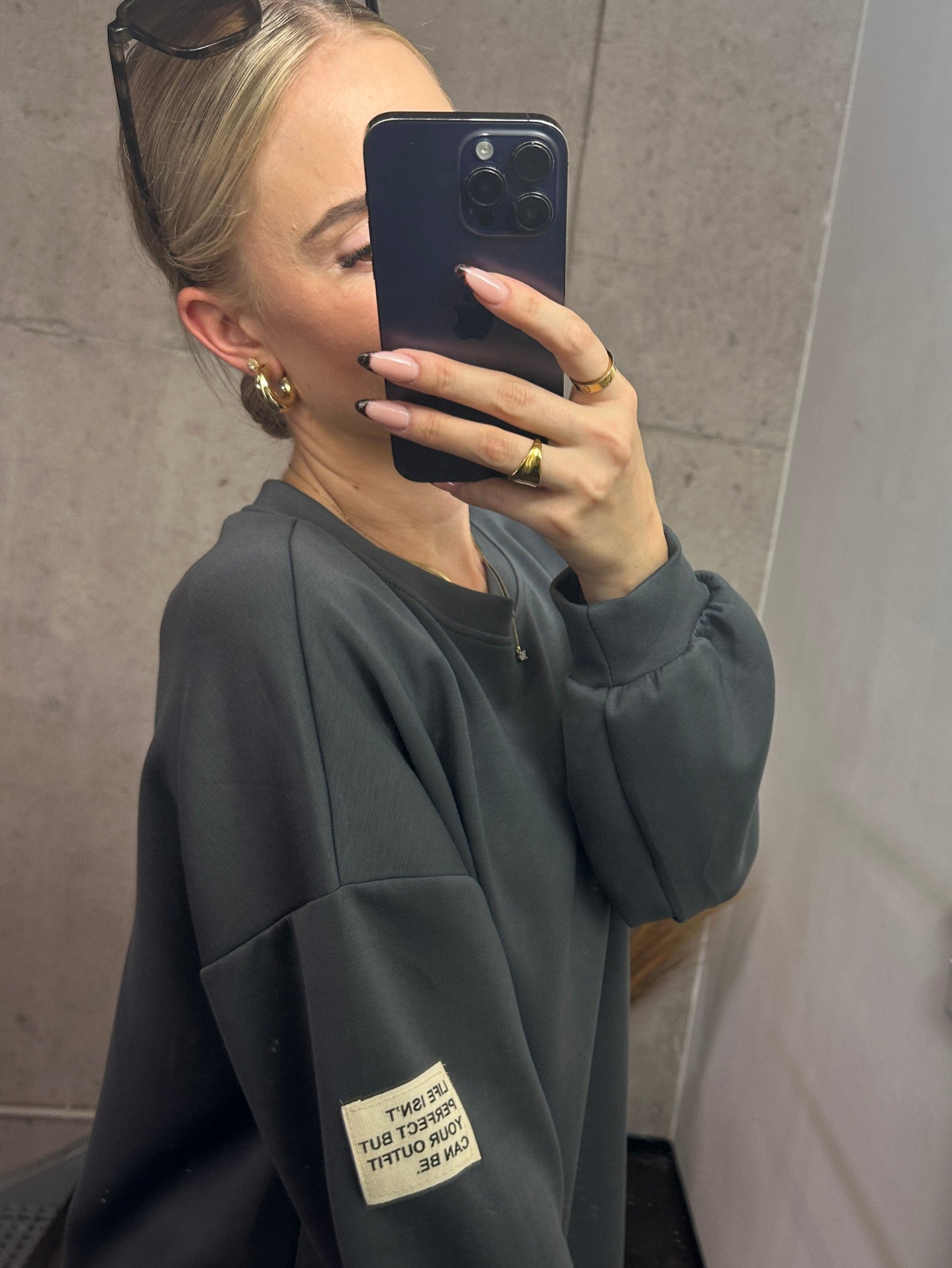 PULLOVER LIFE ISN´T PERFECT BUT YOUR OUTFIT CAN BE.Grau