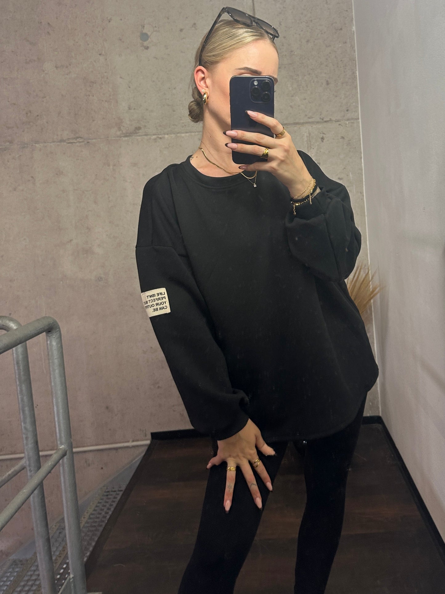 PULLOVER LIFE ISN´T PERFECT BUT YOUR OUTFIT CAN BE.Schwarz