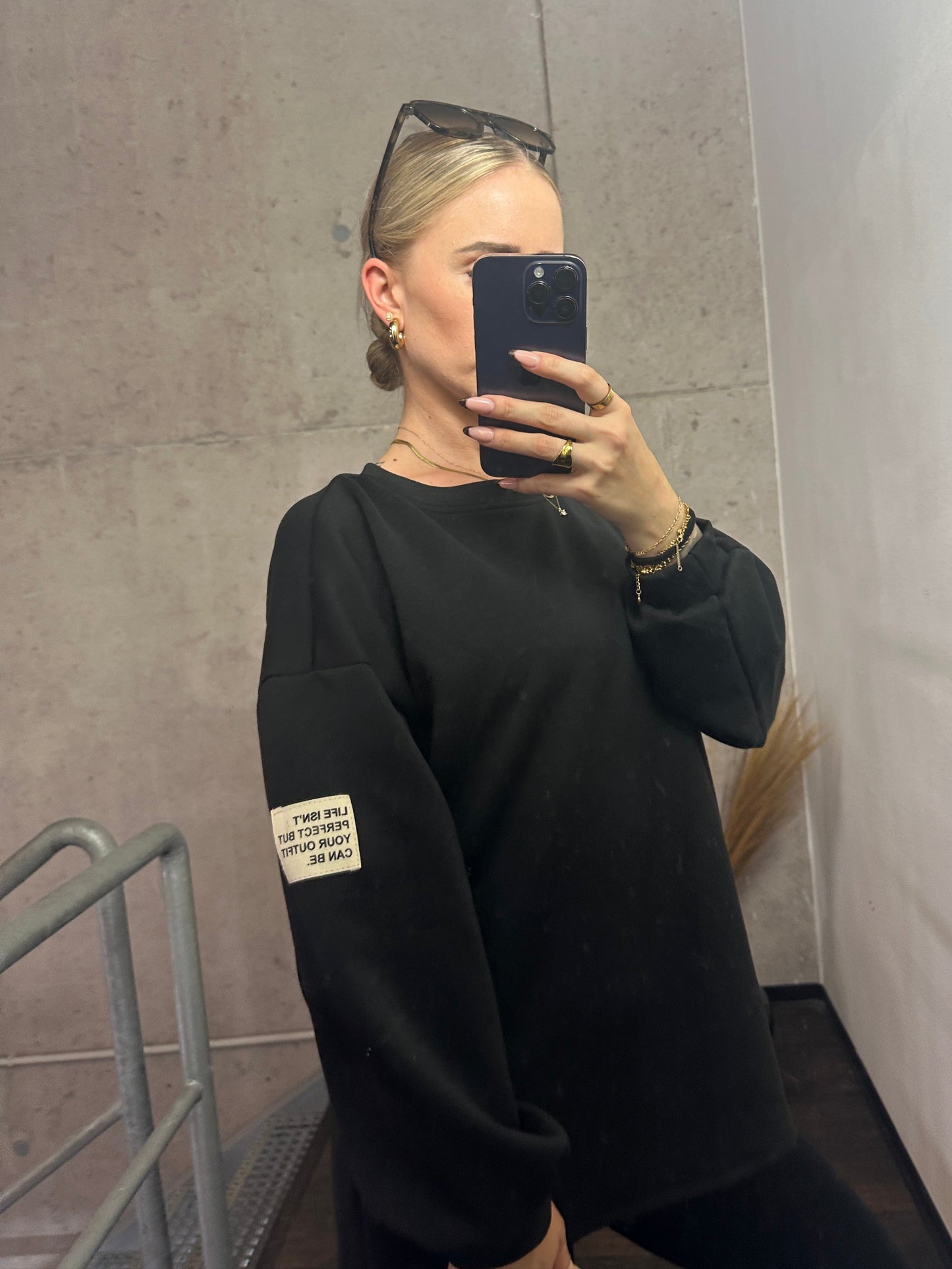 PULLOVER LIFE ISN´T PERFECT BUT YOUR OUTFIT CAN BE.Schwarz