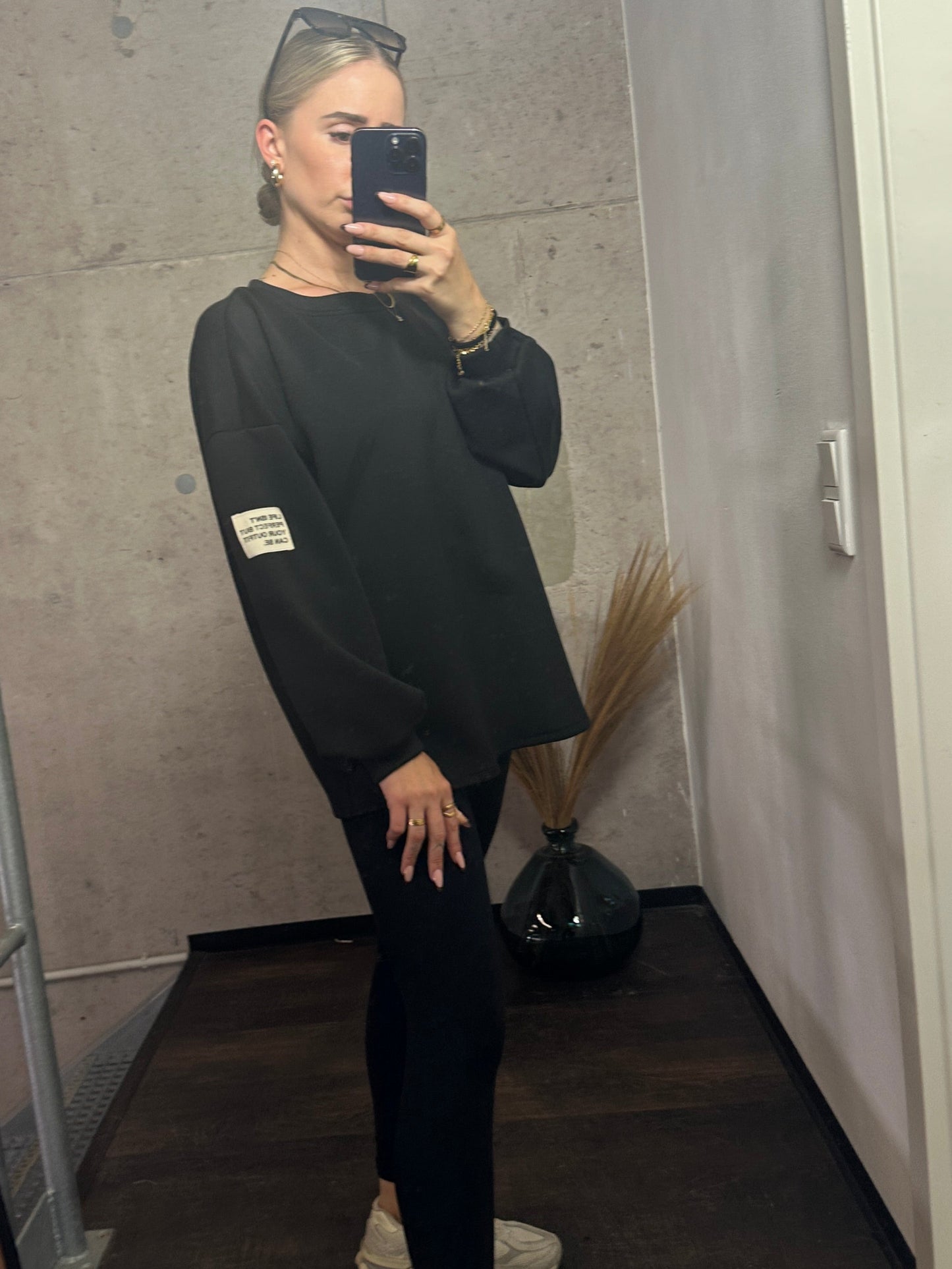 PULLOVER LIFE ISN´T PERFECT BUT YOUR OUTFIT CAN BE.Schwarz