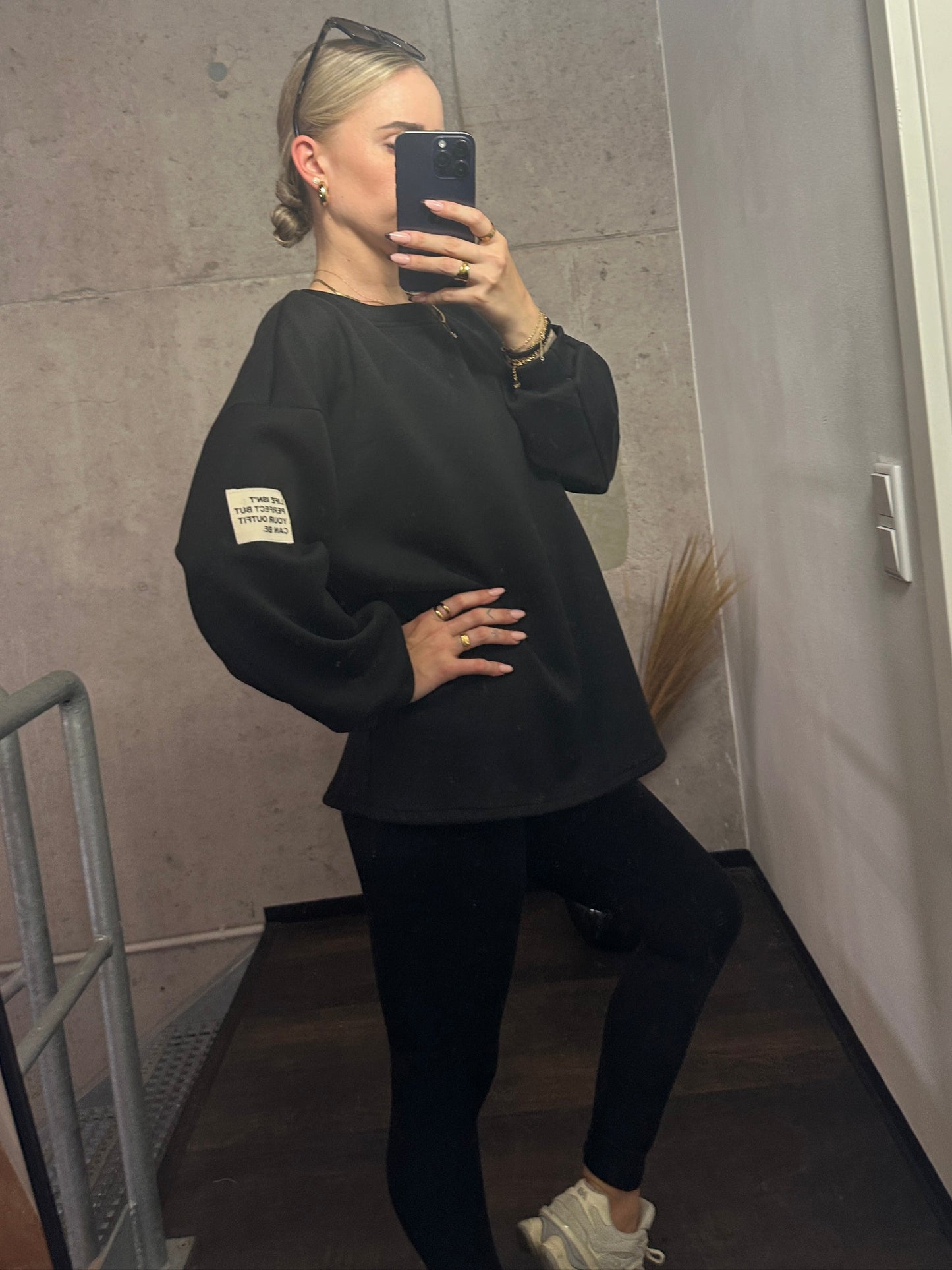 PULLOVER LIFE ISN´T PERFECT BUT YOUR OUTFIT CAN BE.Schwarz
