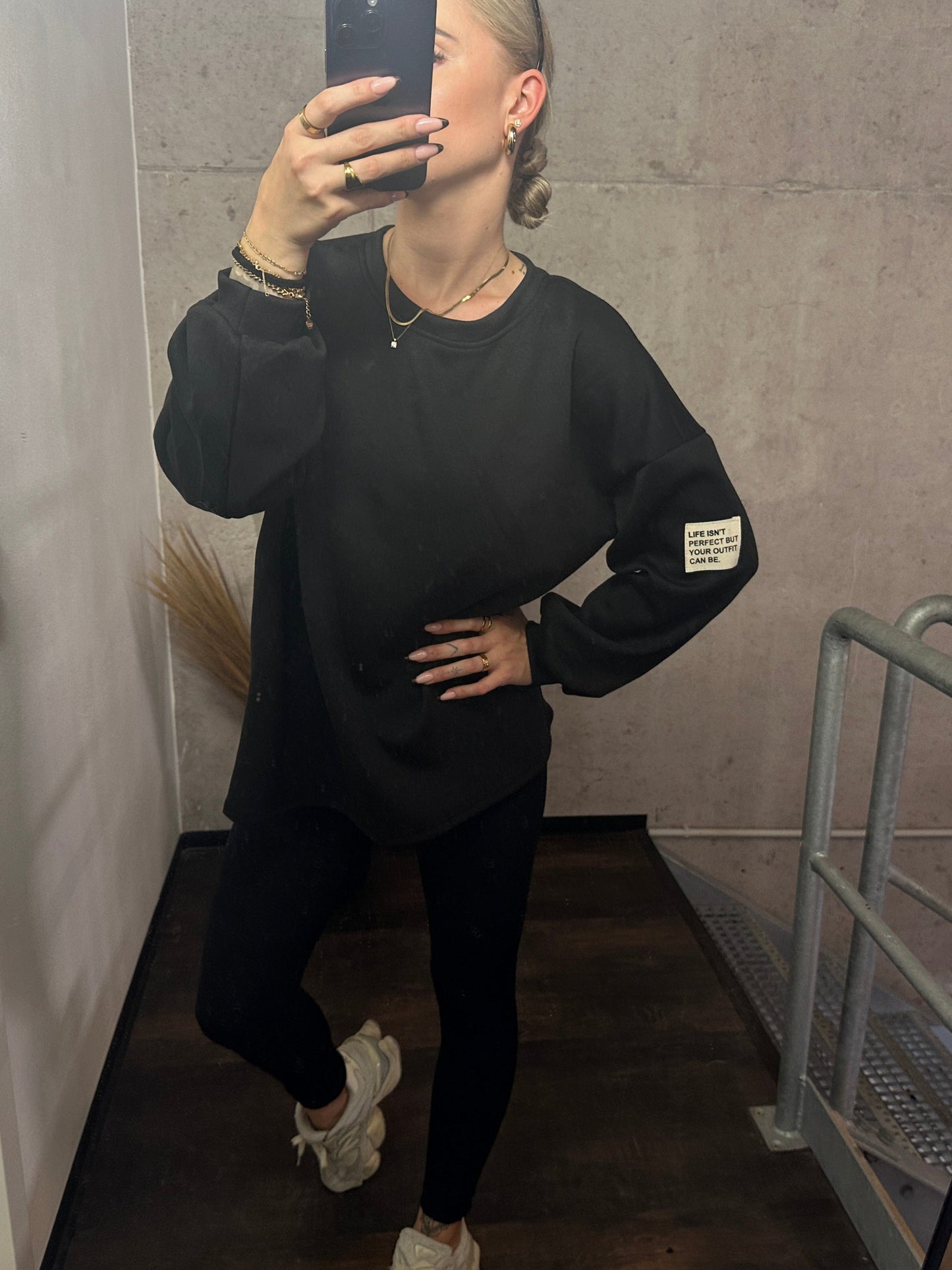 PULLOVER LIFE ISN´T PERFECT BUT YOUR OUTFIT CAN BE.Schwarz