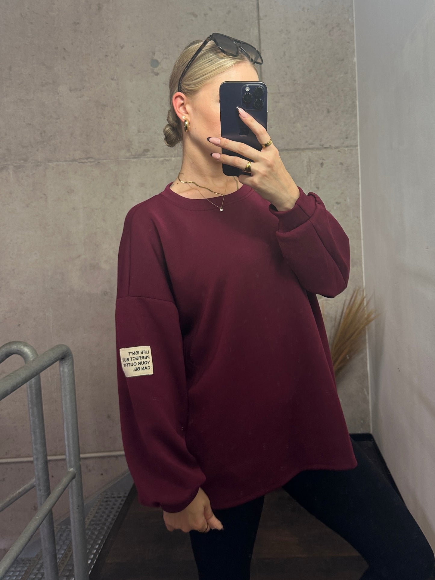 PULLOVER LIFE ISN´T PERFECT BUT YOUR OUTFIT CAN BE.Bordeauxrot