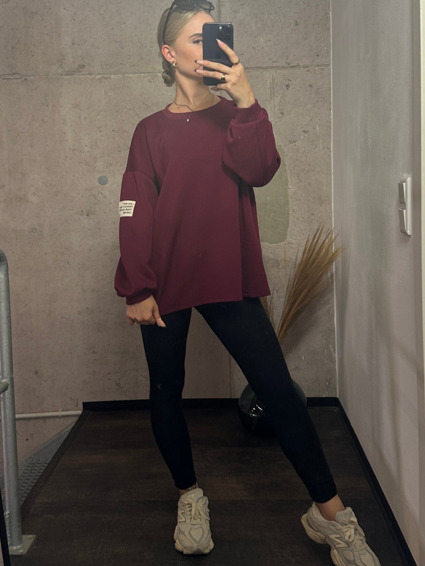 PULLOVER LIFE ISN´T PERFECT BUT YOUR OUTFIT CAN BE.Bordeauxrot