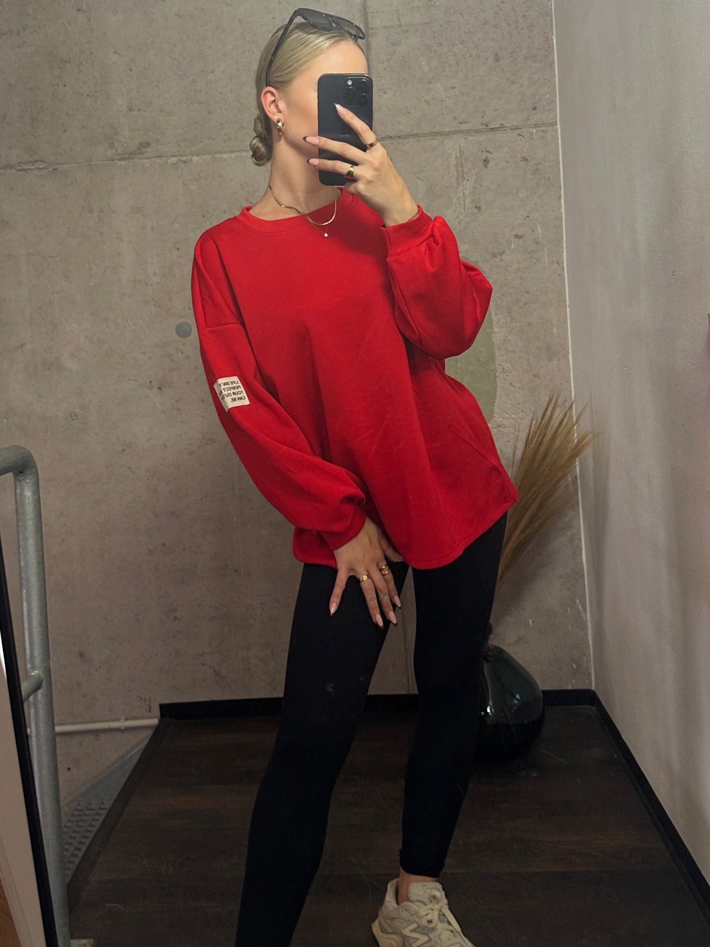 PULLOVER LIFE ISN´T PERFECT BUT YOUR OUTFIT CAN BE.Rot