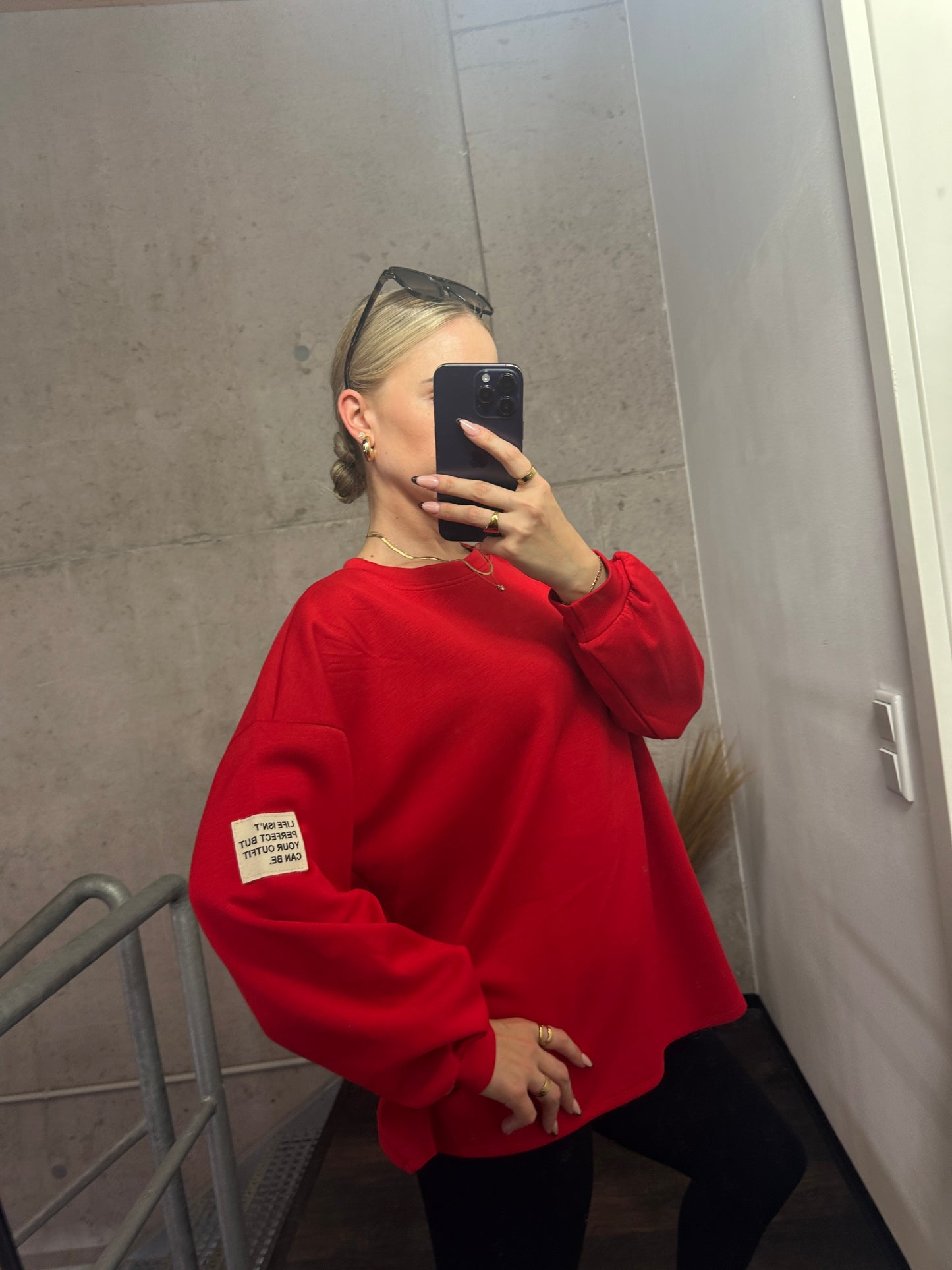 PULLOVER LIFE ISN´T PERFECT BUT YOUR OUTFIT CAN BE.Rot