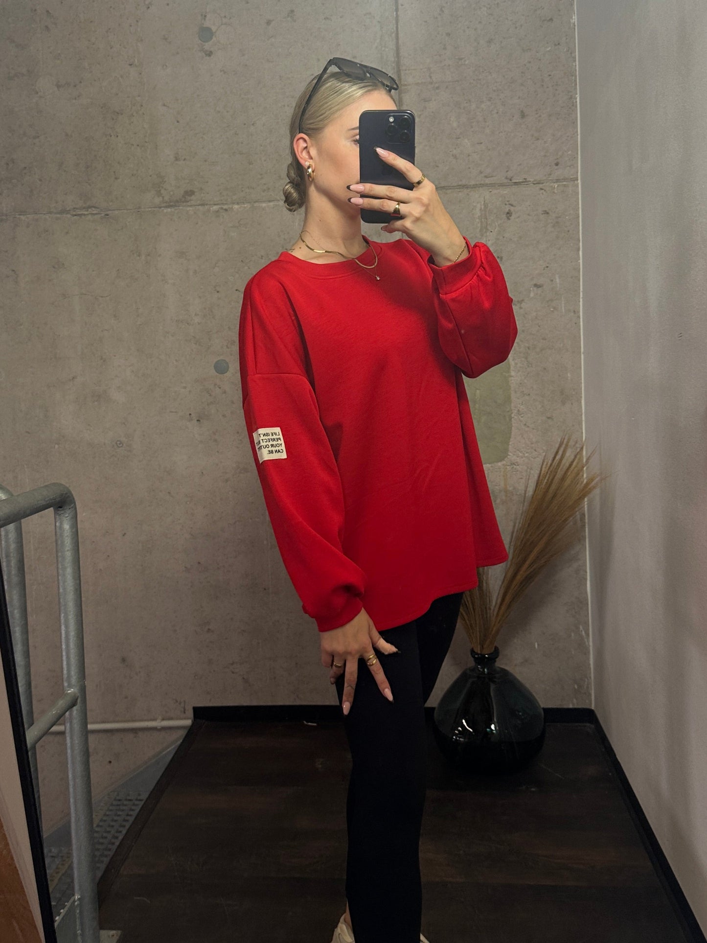 PULLOVER LIFE ISN´T PERFECT BUT YOUR OUTFIT CAN BE.Rot