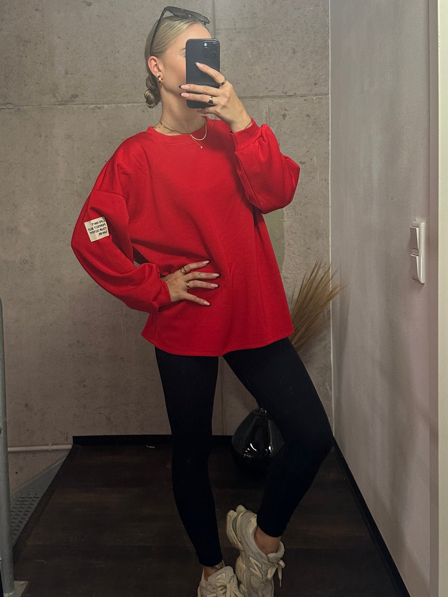 PULLOVER LIFE ISN´T PERFECT BUT YOUR OUTFIT CAN BE.Rot