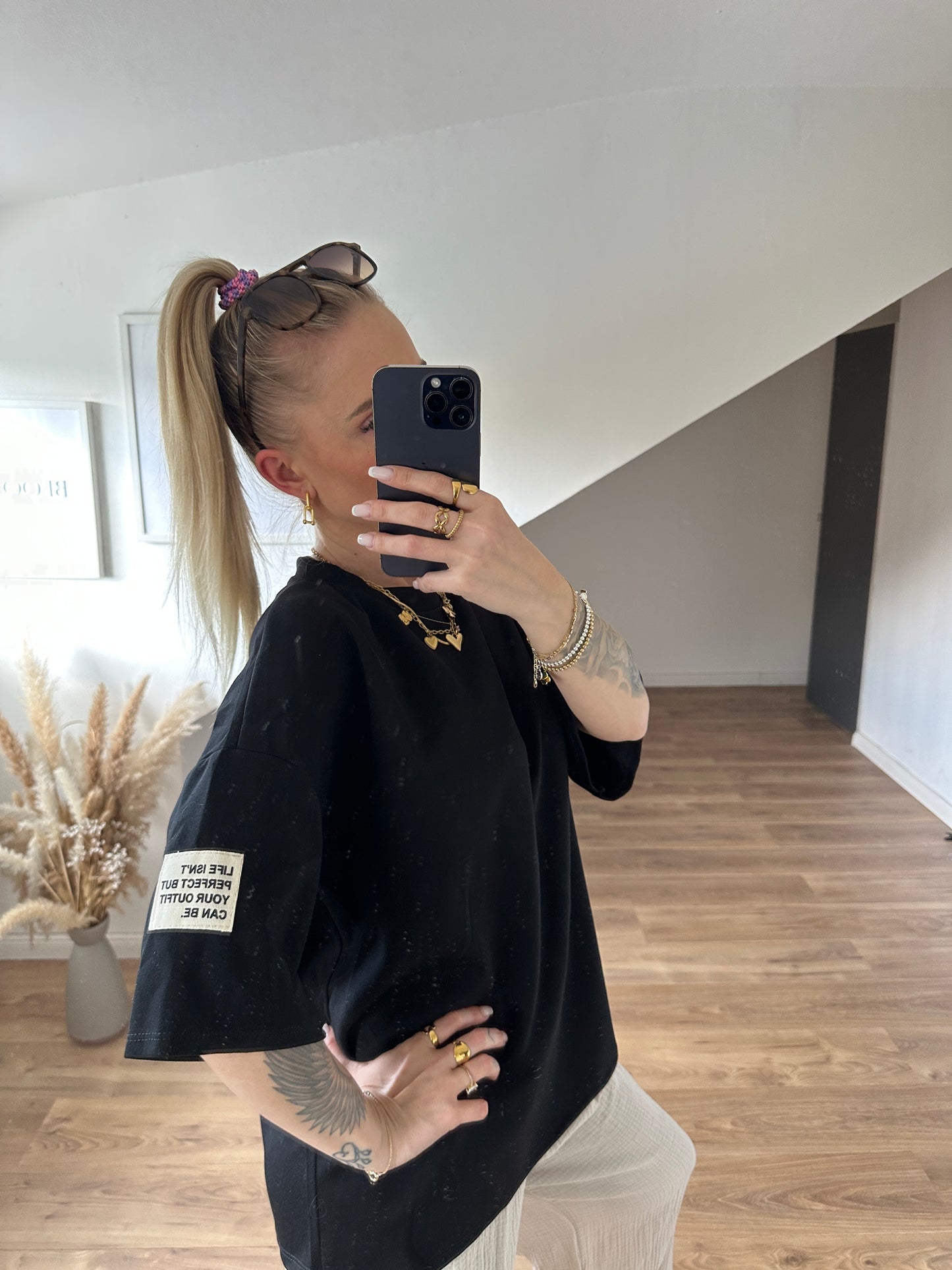 T Shirt LIFE ISN´T PERFECT BUT YOUR OUTFIT CAN BE. Gelb
