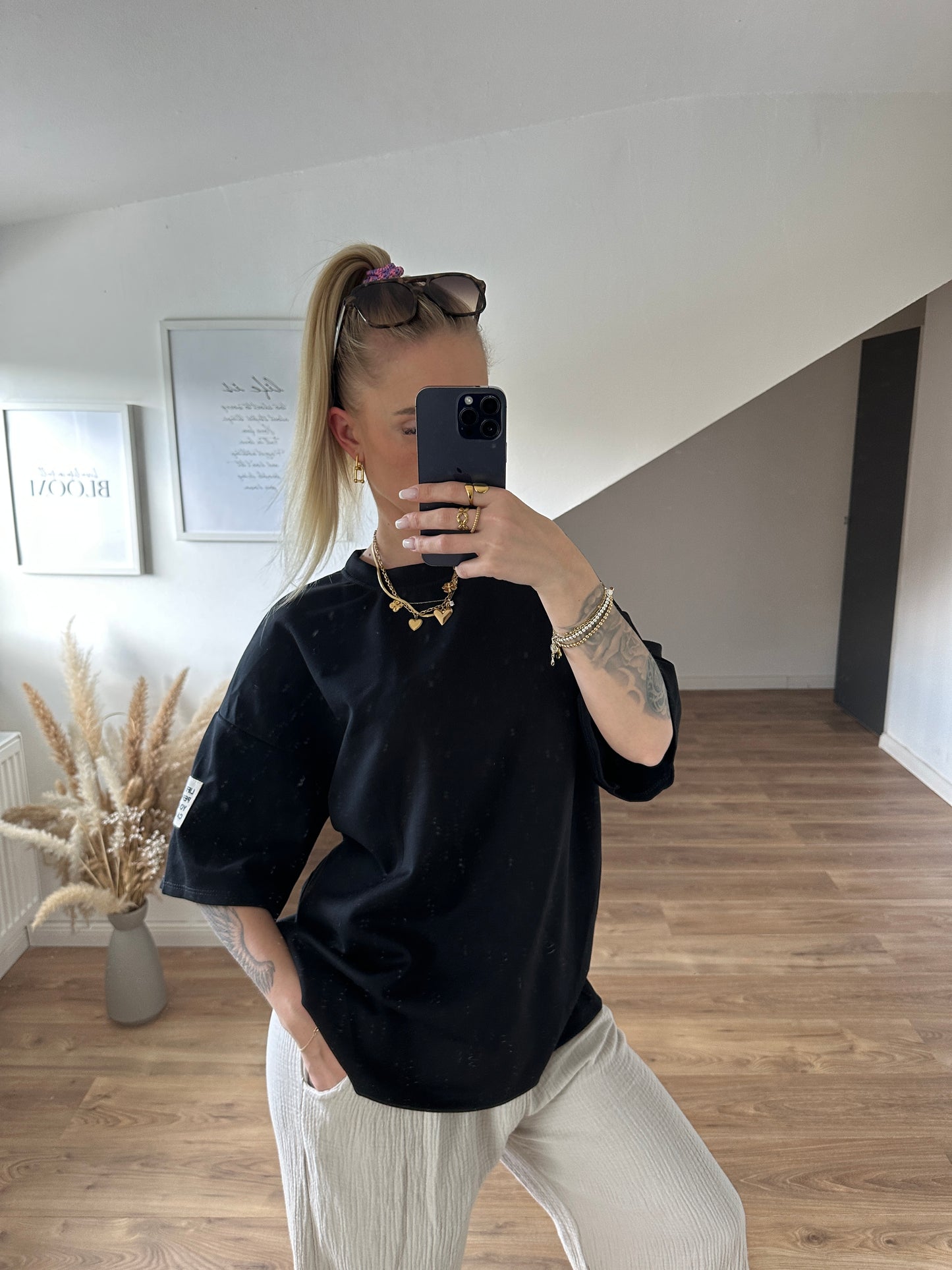 T Shirt LIFE ISN´T PERFECT BUT YOUR OUTFIT CAN BE. Gelb