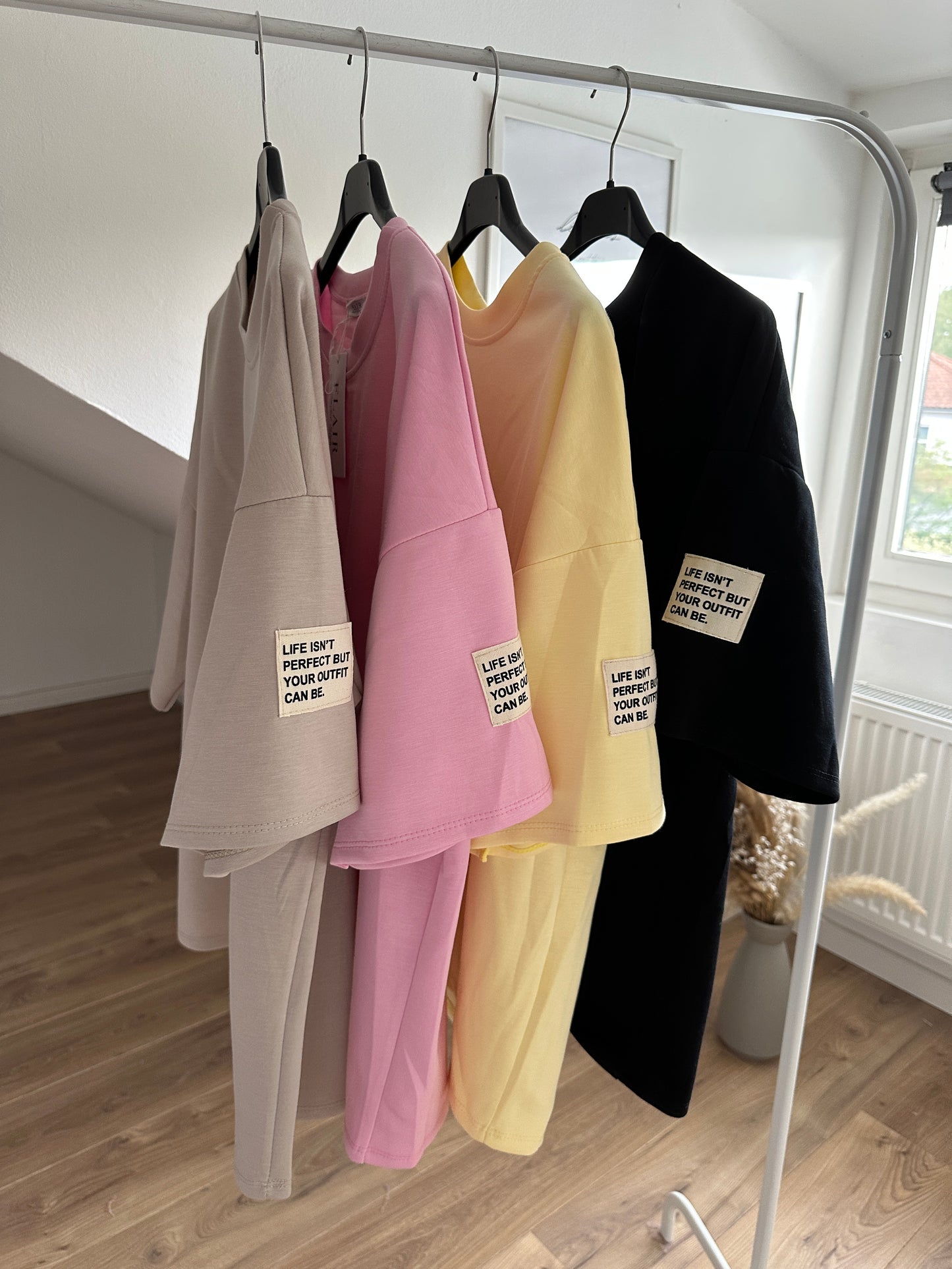 T Shirt LIFE ISN´T PERFECT BUT YOUR OUTFIT CAN BE. Gelb