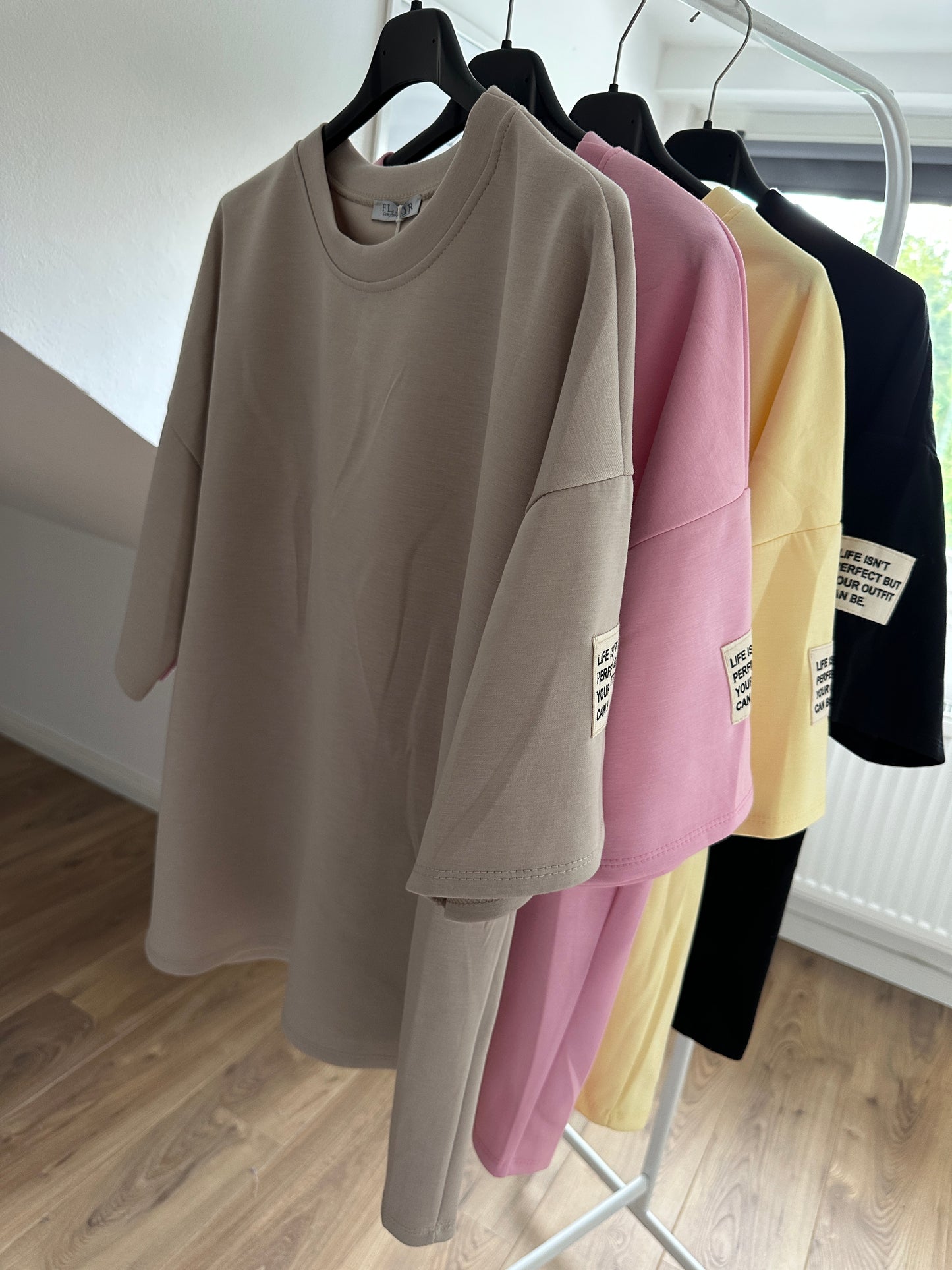 T Shirt LIFE ISN´T PERFECT BUT YOUR OUTFIT CAN BE. Gelb