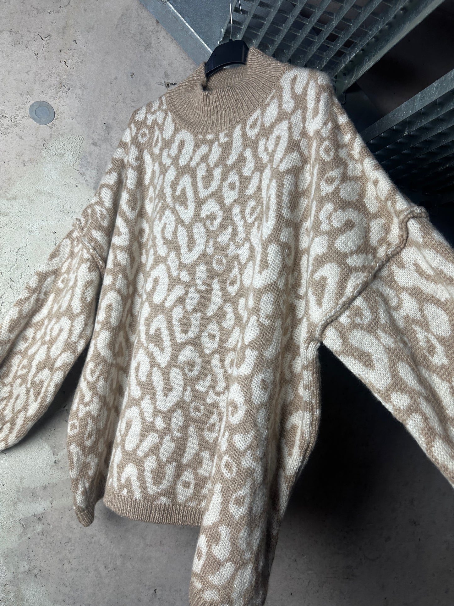 Leo Pullover Beige Weiß