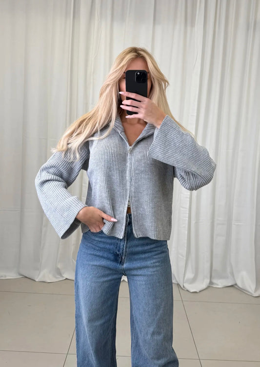 STRICKJACKE MIT REISSVERSCHLUSS GRAU
