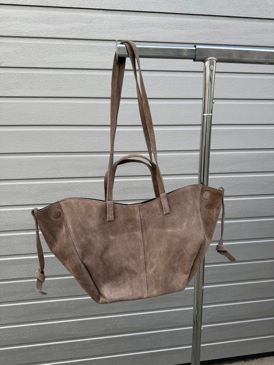 Tasche „Bisie“ Wildleder Taupe