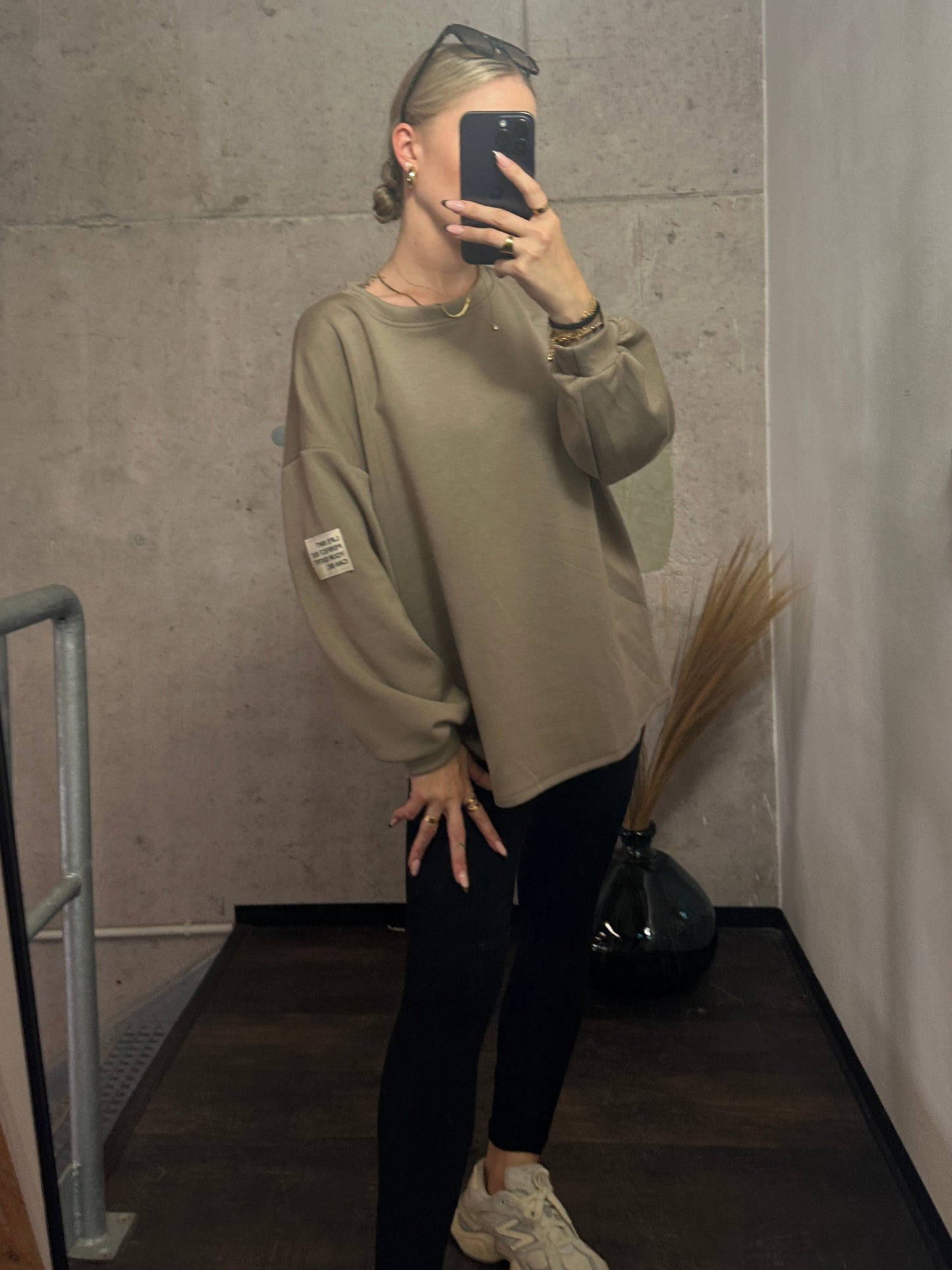 PULLOVER LIFE ISN´T PERFECT BUT YOUR OUTFIT CAN BE.Taupe