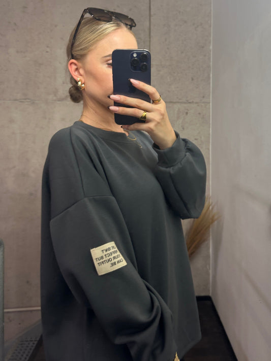 PULLOVER LIFE ISN´T PERFECT BUT YOUR OUTFIT CAN BE.Grau