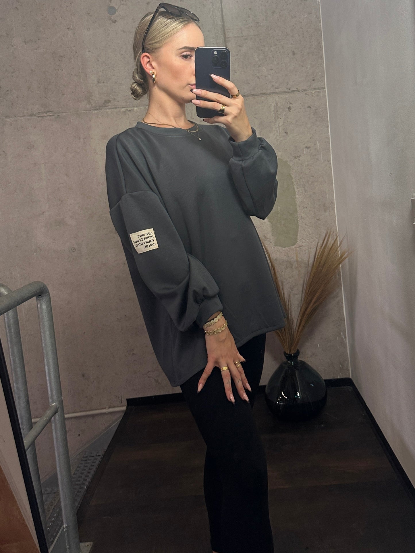 PULLOVER LIFE ISN´T PERFECT BUT YOUR OUTFIT CAN BE.Grau