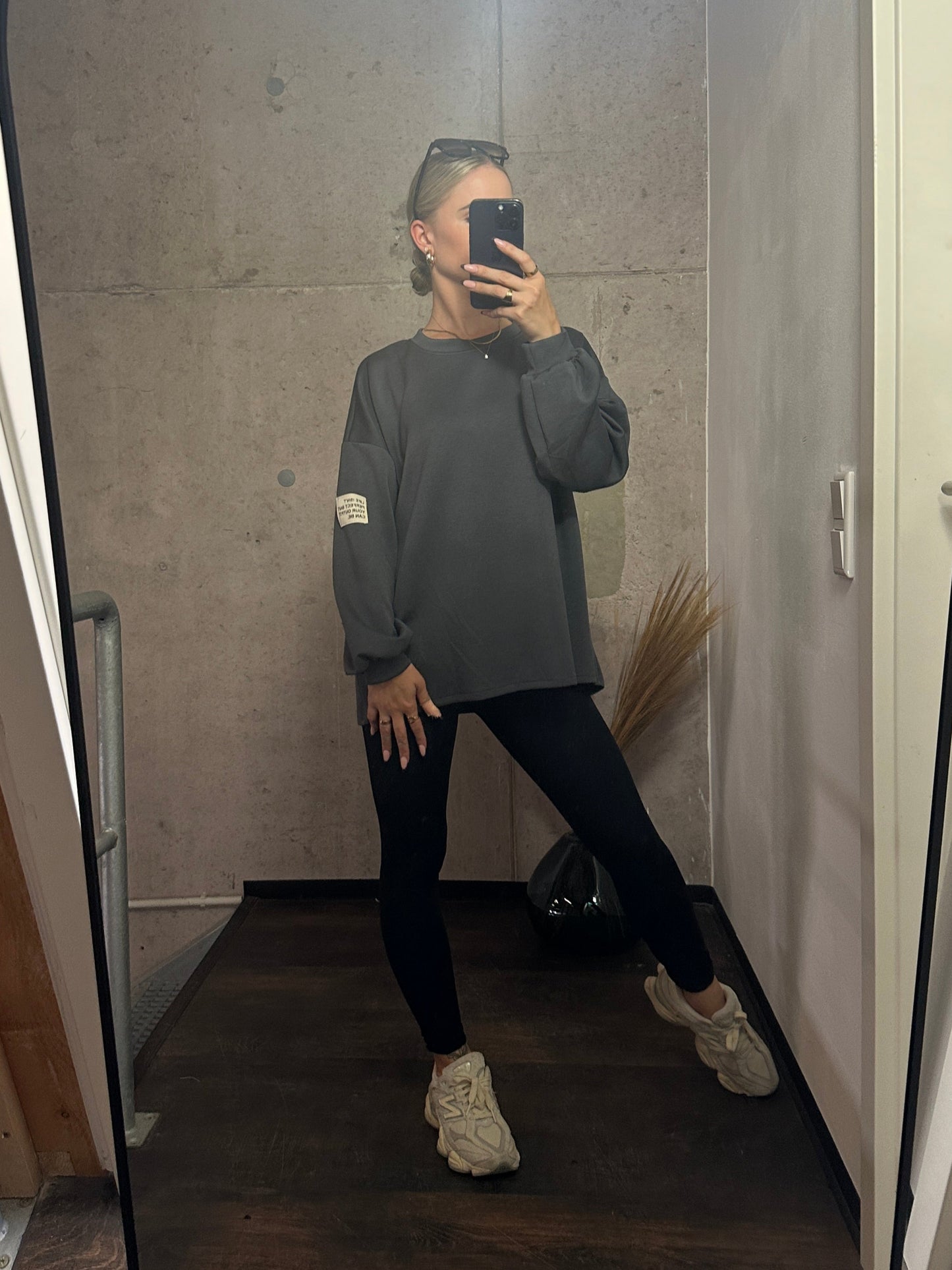 PULLOVER LIFE ISN´T PERFECT BUT YOUR OUTFIT CAN BE.Grau